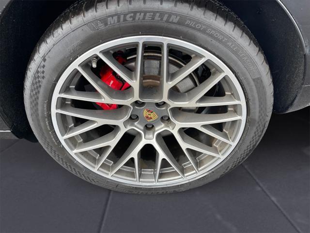 Photo of 2021 Jet Black Metallic Porsche Macan
