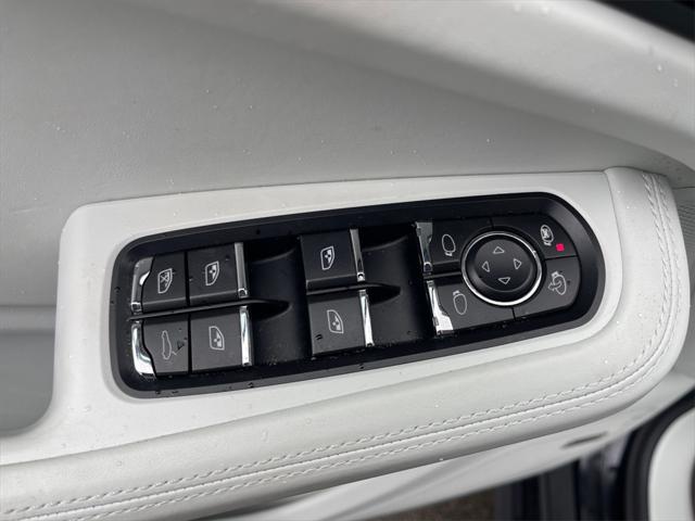 Photo of 2021 Jet Black Metallic Porsche Macan