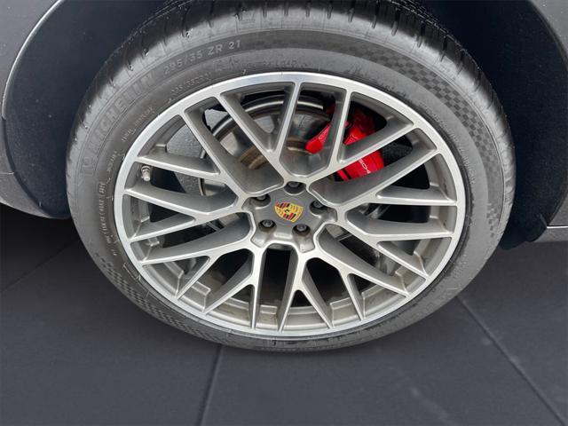 Photo of 2021 Jet Black Metallic Porsche Macan