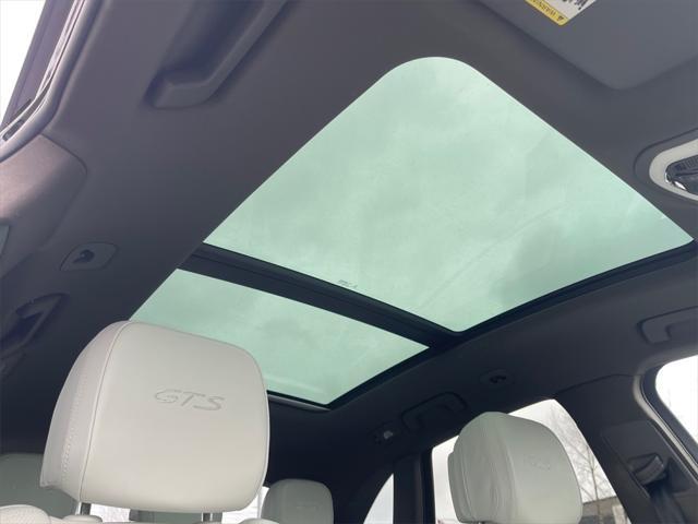 Photo of 2021 Jet Black Metallic Porsche Macan