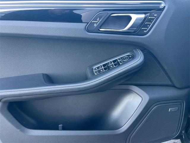 Photo of 2022 Jet Black Metallic Porsche Macan