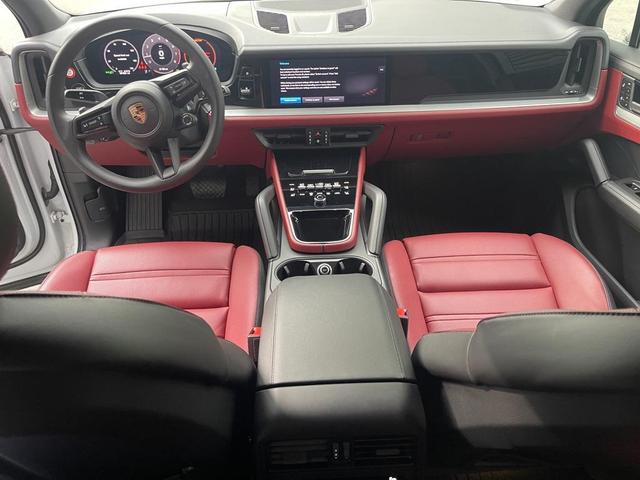 Photo of 2025 Carrara White Metallic Porsche Cayenne