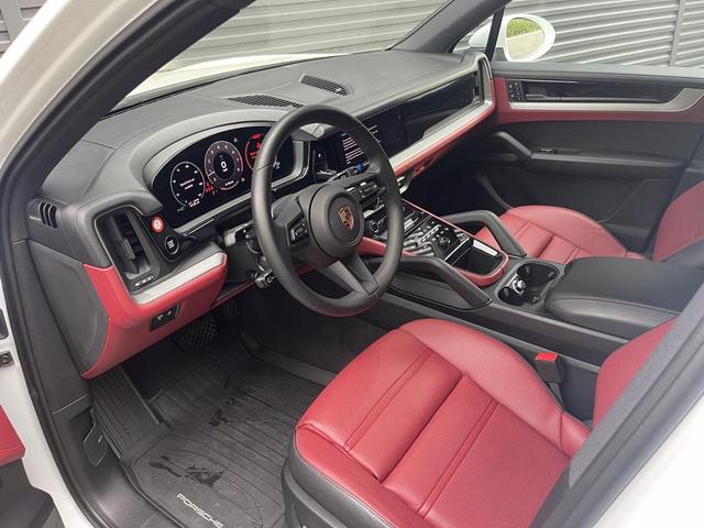 Photo of 2025 Carrara White Metallic Porsche Cayenne