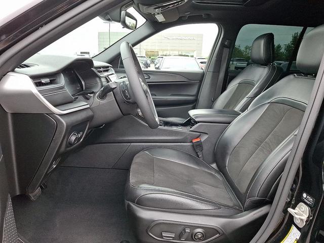 Photo of 2023 Diamond Black Crystal Pearlcoat Jeep Grand Cherokee