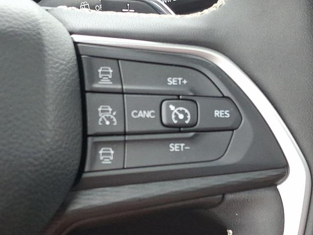 Photo of 2023 Diamond Black Crystal Pearlcoat Jeep Grand Cherokee