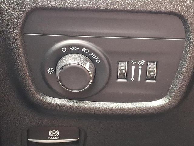 Photo of 2023 Diamond Black Crystal Pearlcoat Jeep Grand Cherokee