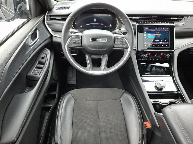 Photo of 2023 Diamond Black Crystal Pearlcoat Jeep Grand Cherokee