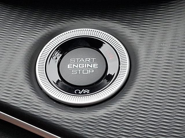 Photo of 2023 Diamond Black Crystal Pearlcoat Jeep Grand Cherokee