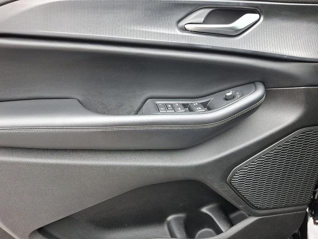 Photo of 2023 Diamond Black Crystal Pearlcoat Jeep Grand Cherokee