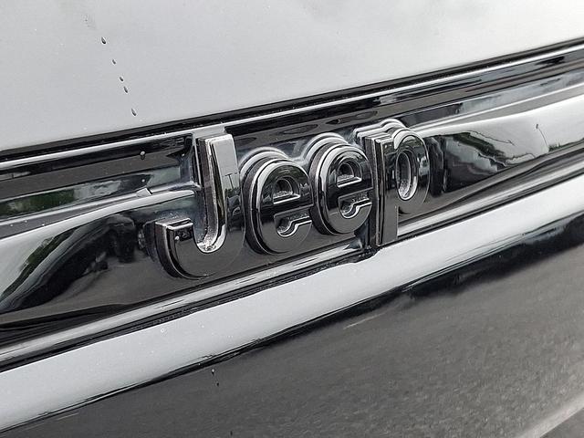 Photo of 2023 Diamond Black Crystal Pearlcoat Jeep Grand Cherokee