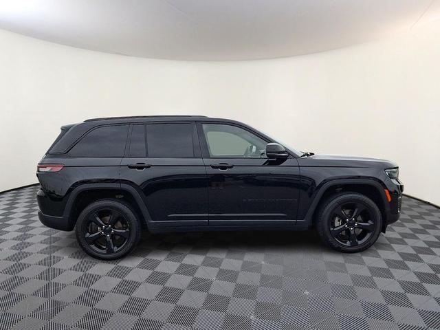 Photo of 2023 Diamond Black Crystal Pearlcoat Jeep Grand Cherokee