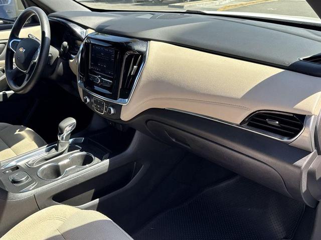 Photo of 2023 Summit White Chevrolet Traverse