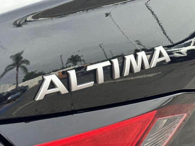 Photo of 2023 Super Black Nissan Altima