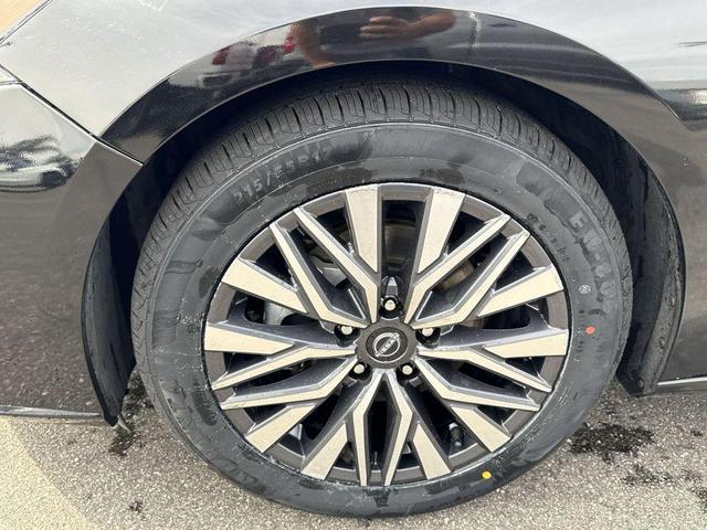 Photo of 2023 Super Black Nissan Altima