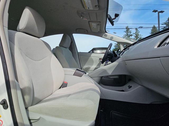 Photo of 2015 Blizzard Pearl Toyota Prius