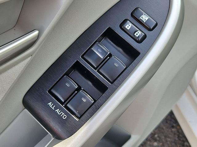Photo of 2015 Blizzard Pearl Toyota Prius