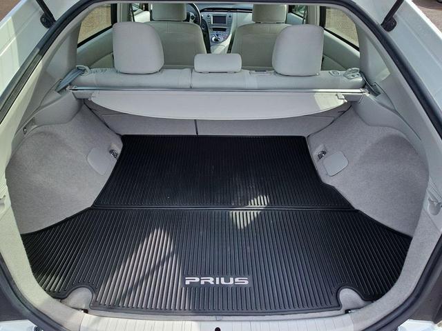 Photo of 2015 Blizzard Pearl Toyota Prius