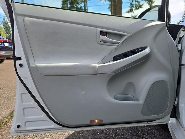 Photo of 2015 Blizzard Pearl Toyota Prius