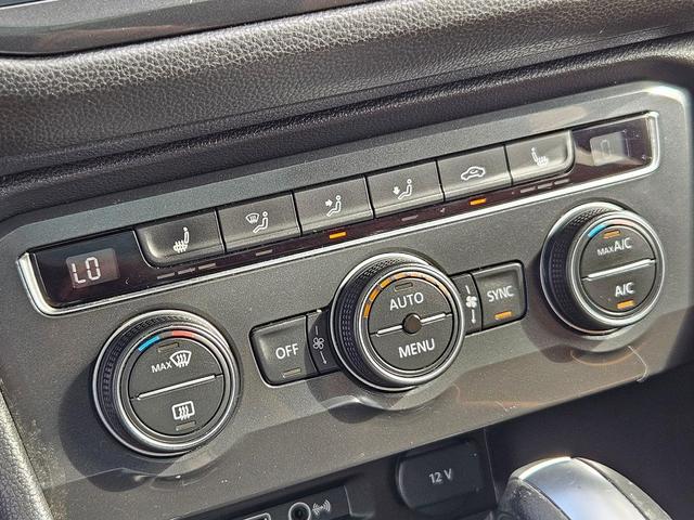 Photo of 2018 Deep Black Pearl Metallic Volkswagen Tiguan