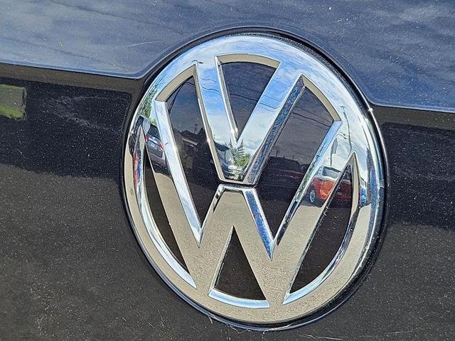 Photo of 2018 Deep Black Pearl Metallic Volkswagen Tiguan