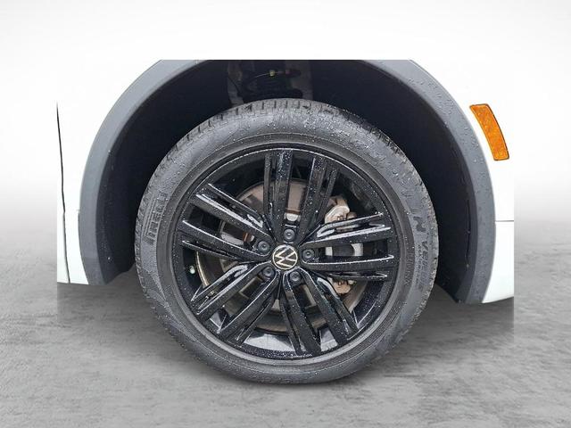 Photo of 2022 Oryx White Pearl Effect Volkswagen Tiguan