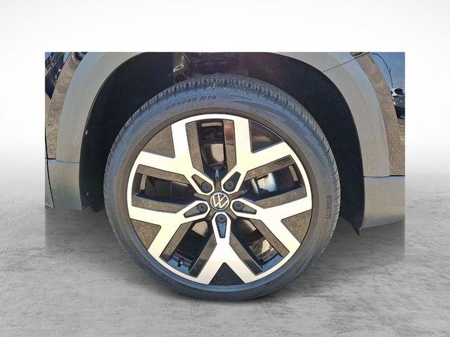 Photo of 2022 Deep Black Pearl Effect Volkswagen Taos