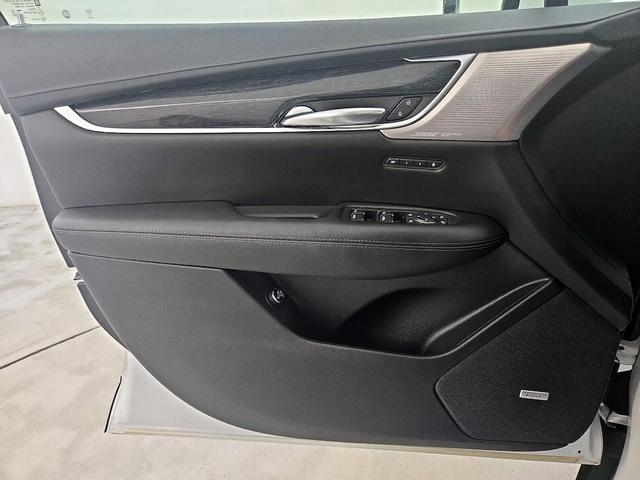 Photo of 2021 White Cadillac XT5