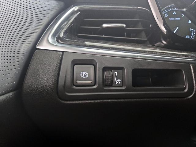 Photo of 2021 White Cadillac XT5