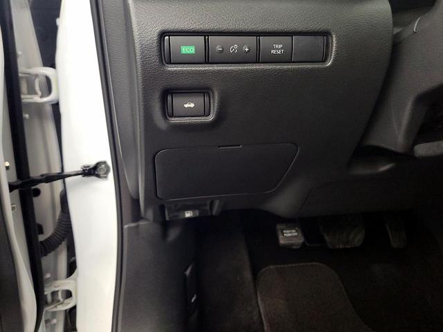 Photo of 2023 White Nissan Sentra