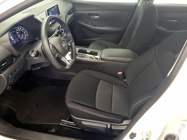 Photo of 2023 White Nissan Sentra