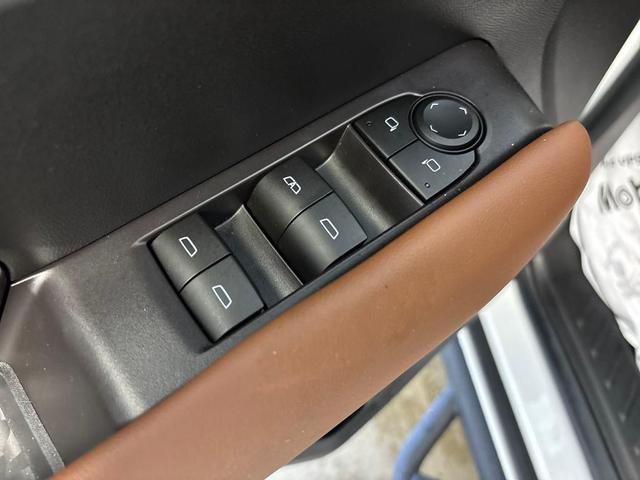 Photo of 2023 Summit White GMC Canyon