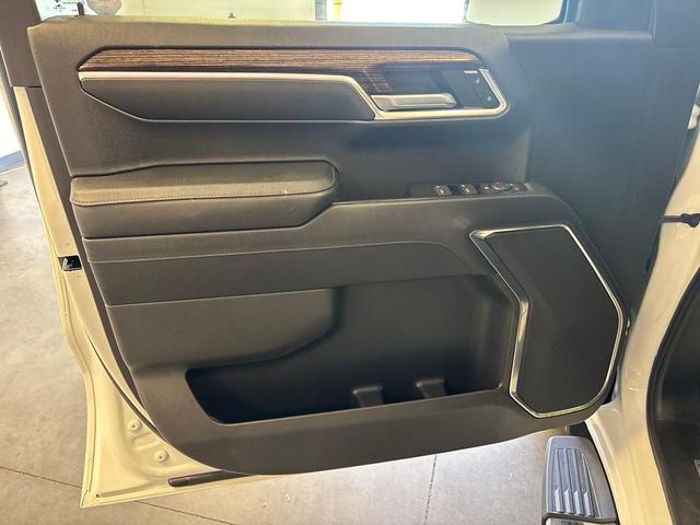 Photo of 2023 Summit White GMC Sierra 1500