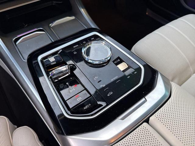 Photo of 2024 Oxide Grey Metallic BMW 740
