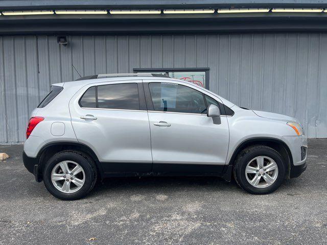 Photo of 2016 Silver Ice Metallic Chevrolet Trax