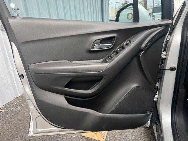 Photo of 2016 Silver Ice Metallic Chevrolet Trax