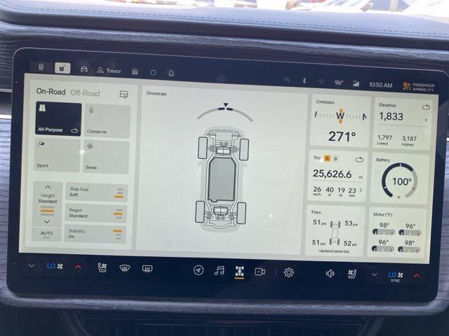 Photo of 2022 Glacier White Rivian R1S