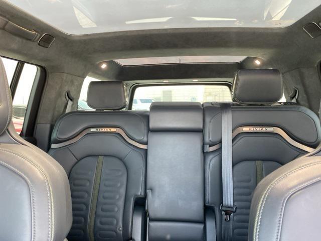 Photo of 2022 Glacier White Rivian R1S