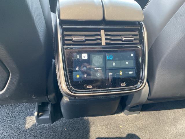 Photo of 2022 Glacier White Rivian R1S