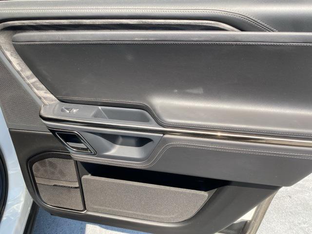 Photo of 2022 Glacier White Rivian R1S