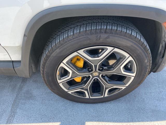Photo of 2022 Glacier White Rivian R1S