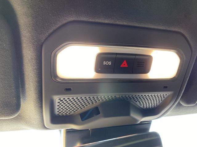 Photo of 2022 Glacier White Rivian R1S