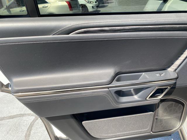 Photo of 2022 Glacier White Rivian R1S