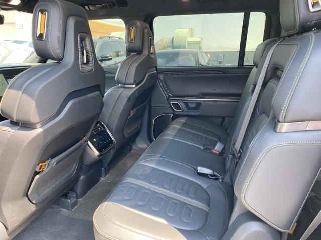 Photo of 2022 Glacier White Rivian R1S