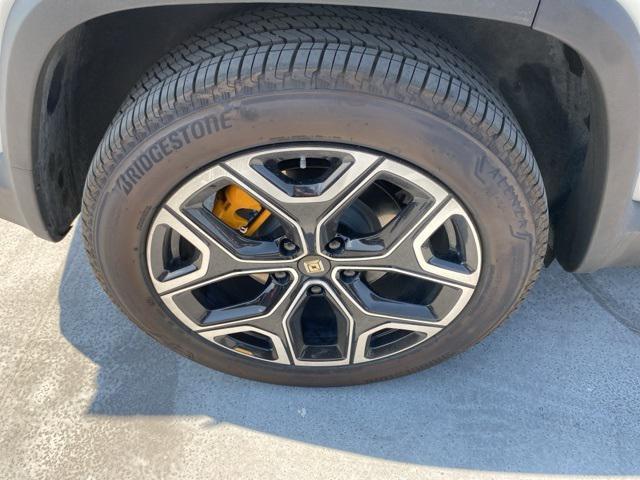 Photo of 2022 Glacier White Rivian R1S