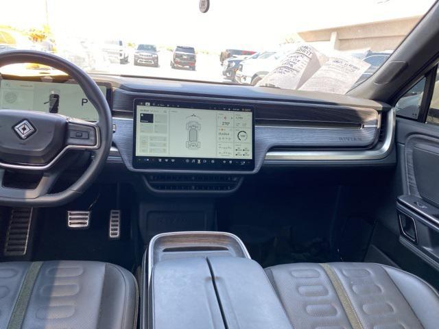 Photo of 2022 Glacier White Rivian R1S