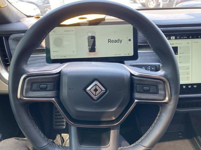 Photo of 2022 Glacier White Rivian R1S