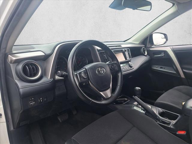 Photo of 2018 Super White Toyota RAV4