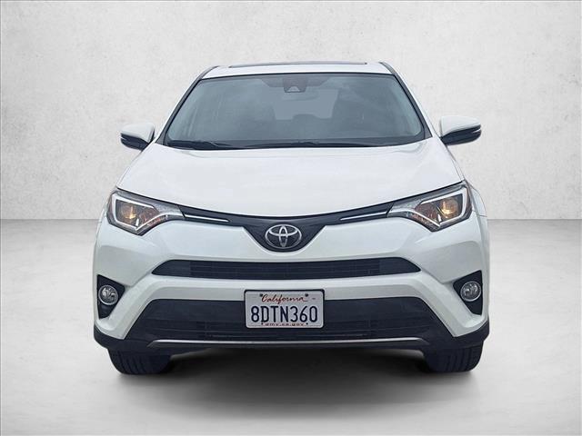 Photo of 2018 Super White Toyota RAV4