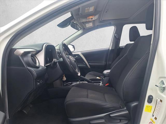 Photo of 2018 Super White Toyota RAV4