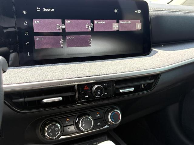 Photo of 2025 Super Black Nissan Kicks